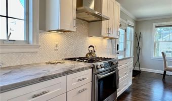 24 Stockholm St, Newport, RI 02840