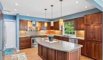 838 Lynnhaven Ln, Akron, OH 44313