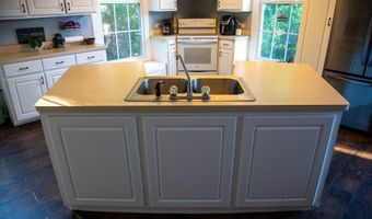 66 Weaver St, Baxley, GA 31513