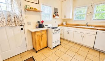 26 Knoll Crest Ln, Bennington, VT 05201