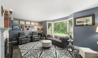 2 Spinney Ln, North Kingstown, RI 02852