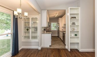 250 Sunset Dr, Ballwin, MO 63011