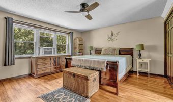 8 Sassafras Ln, Clinton, CT 06413