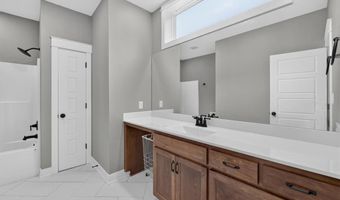 803 NE Lakota Dr, Adrian, MO 64720