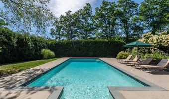72 Summerfield Ln, Middletown, RI 02842