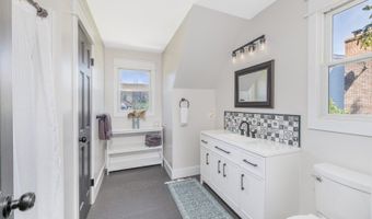 8 E Gate Dr, Alloway, NJ 07418