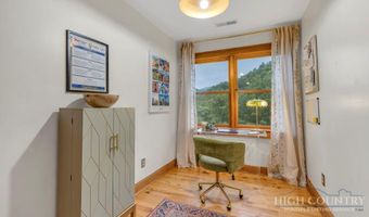 165 Leighway Ln, Banner Elk, NC 28604