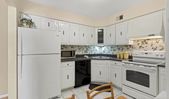 1860 W Surrey Park Ln 2B, Arlington Heights, IL 60005