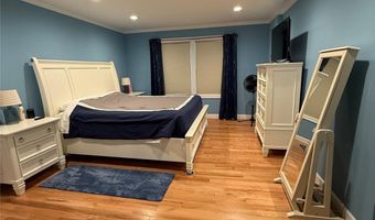 10 Juniper Pl 10, Bohemia, NY 11716