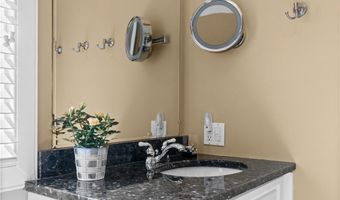 15 Hammersmith Rd #14, Newport, RI 02840