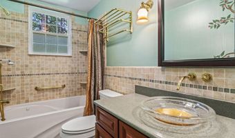 8 Greenwood Pl, Middletown, NJ 07748