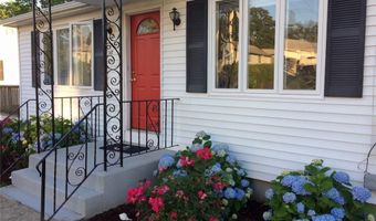 142 Renfrew Ave, Middletown, RI 02842