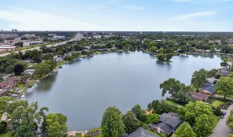 2843 S Briarwood Dr E, Arlington Heights, IL 60005