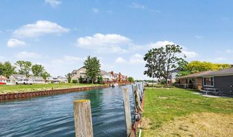142 Channelsyde Dr, Algonac, MI 48001