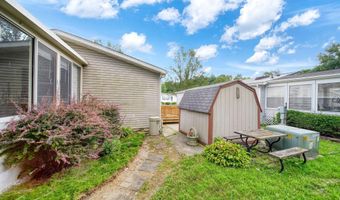 817 Savannah River Dr, Adrian, MI 49221
