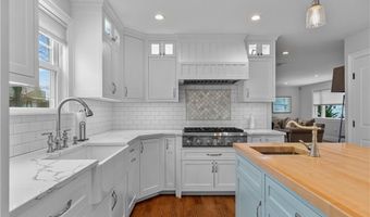 36 Keeher Ave, Newport, RI 02840