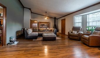 104 Caulder Dr, Chickasha, OK 73018