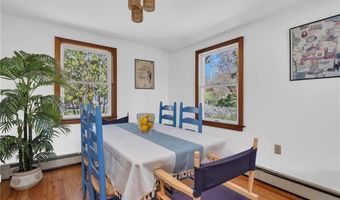 1 Mohawk Trl, Narragansett, RI 02882