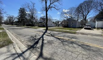 913 Pine Ave, Alma, MI 48801