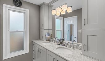 647 Waterford Ridge Dr, Ballwin, MO 63021