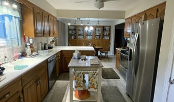 2105 Oakridge Dr, Ava, MO 65608