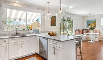 7 Maloney Ln, Middletown, RI 02842
