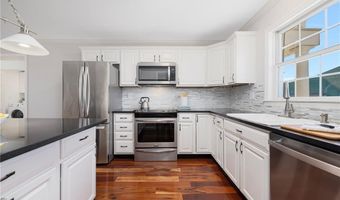 231 Maple Ave 204, Newport, RI 02840