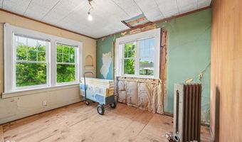 327 E 37th St, Anderson, IN 46013