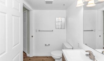 355 LAKEPOINTE Dr 102, Altamonte Springs, FL 32701