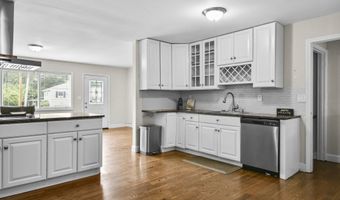 198 Macon Dr, Bridgeport, CT 06606