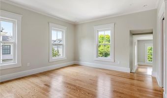 28 Mount Vernon St, Newport, RI 02840