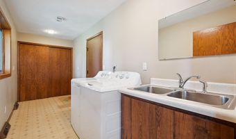 1108 2nd St SW, Dyersville, IA 52040