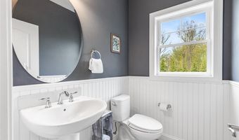 76 Woods Ln, Cranston, RI 02921