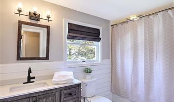 17 Mosher Dr, Barrington, RI 02806