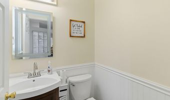 16 Cherry St, Beachwood, NJ 08722
