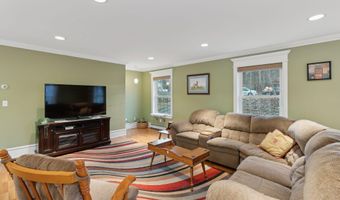 209 Hickory Dr, Auburn, ME 04210