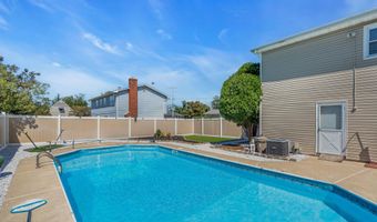 19 Spruce St, Beachwood, NJ 08722