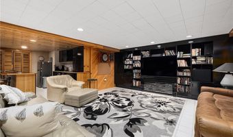788 Namquid Dr, Warwick, RI 02888