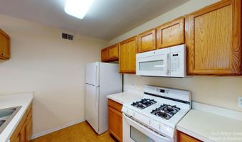 2767 S Knightsbridge Cir, Ann Arbor, MI 48105