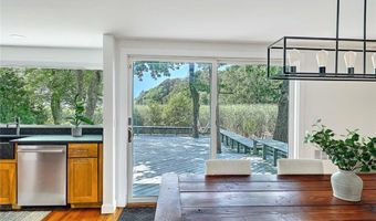 4 Buckingham St, Barrington, RI 02806