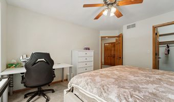228 E THORNBROOK Ln, Appleton, WI 54913