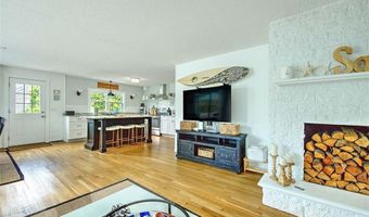 36 Fairway Rd, Narragansett, RI 02882