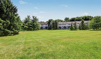 903 Larson Dr 903, Danbury, CT 06810