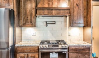 2816 E Sunflower Cir, Brandon, SD 57005