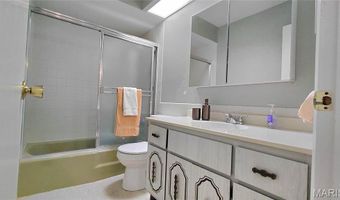 874 Hollyridge Dr, Ballwin, MO 63011