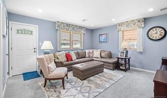 2 Violet Ct, Bergenfield, NJ 07621