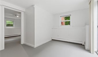 8 Ledgemont Dr, Lincoln, RI 02865