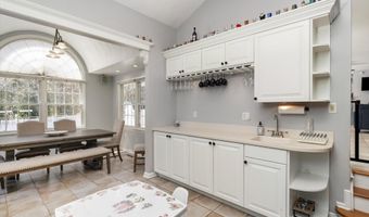 4 Twain Dr, Allentown, NJ 08501