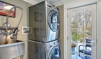22 Lantern Ln, Barrington, RI 02806