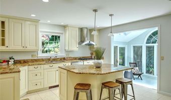 15 Sylvia Ln, Lincoln, RI 02865